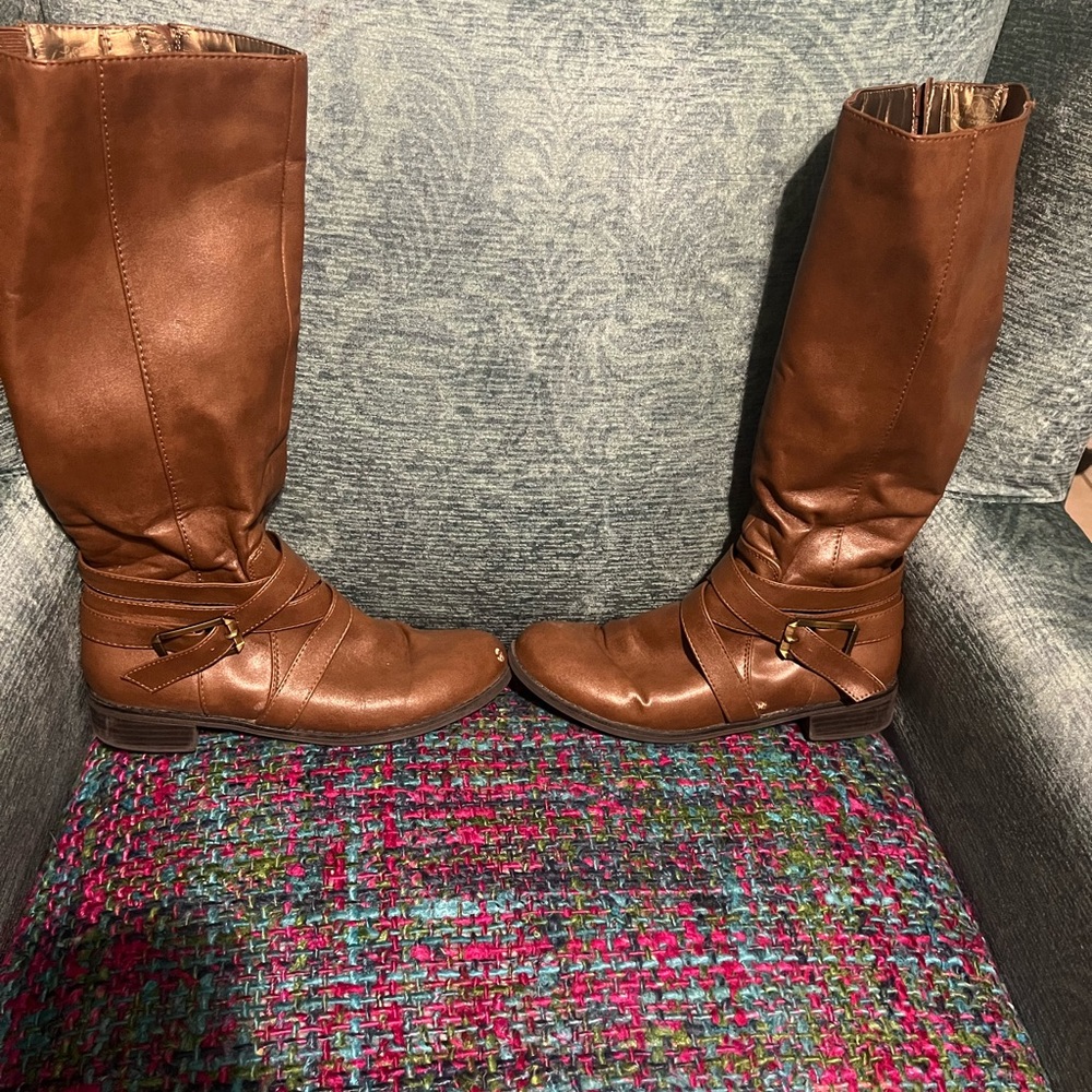 Medium high boots